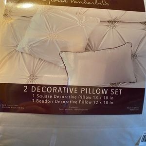 Gloria Vanderbilt decorative pillows